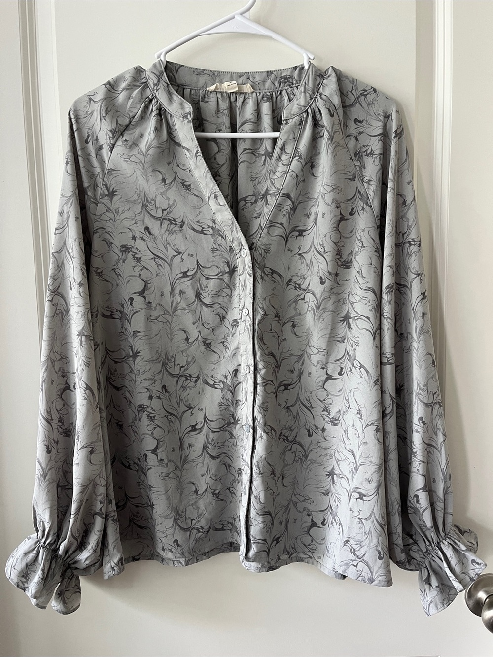 Women's Light Gray Floral-Print Button Front Blouse